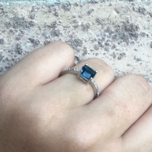 Sterling Silver Ring with Beautiful Blue Stone - Picture 8 of 10